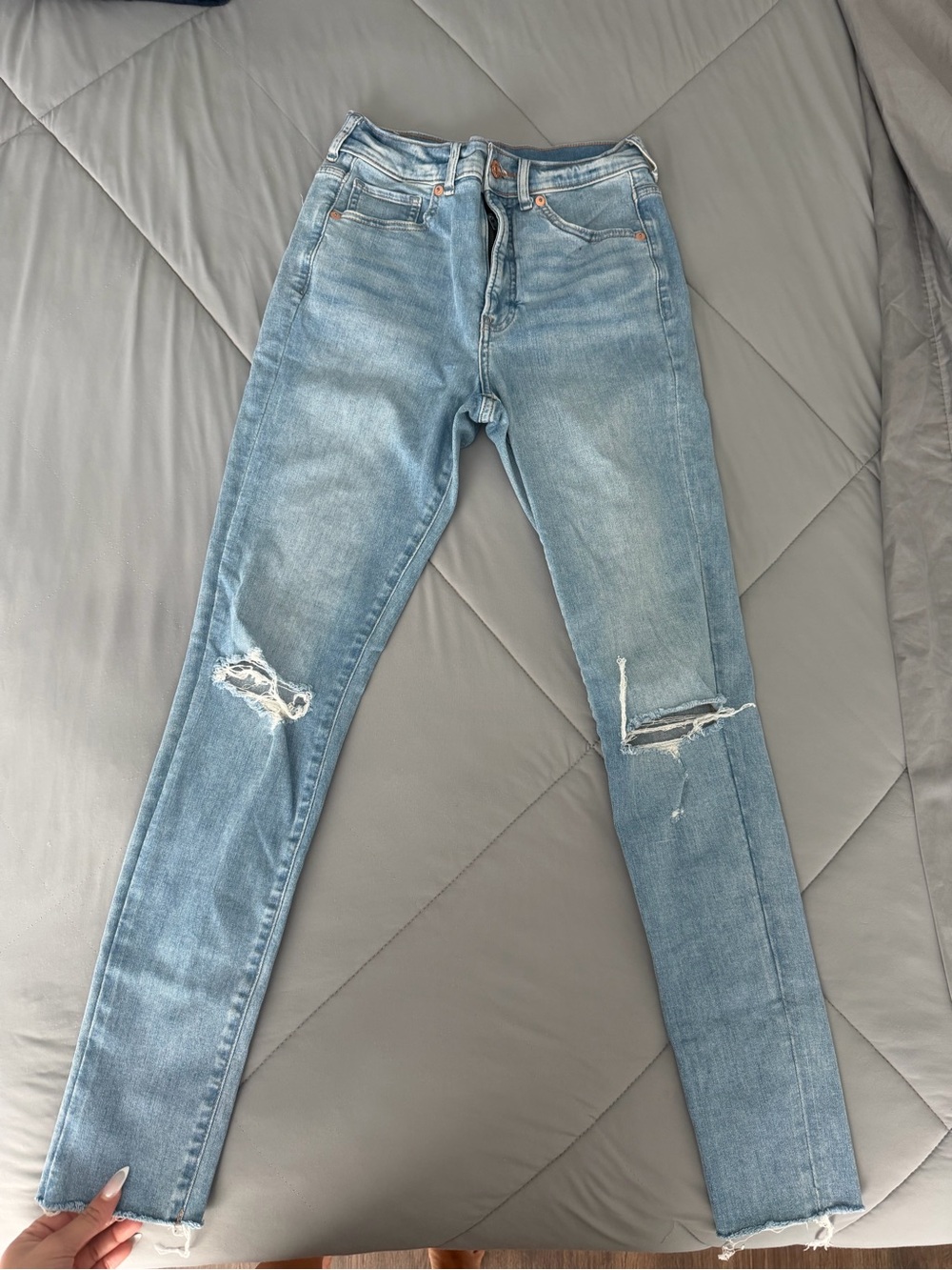 NEW Express Women’s Light Wash Ripped Skinny Jeans Size 0 – Distressed Raw Hem